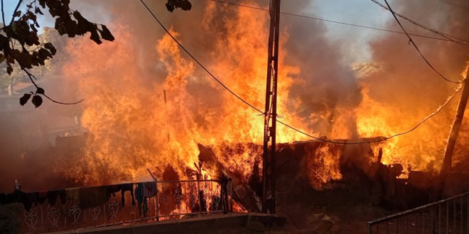 Ahşap evler küle döndü