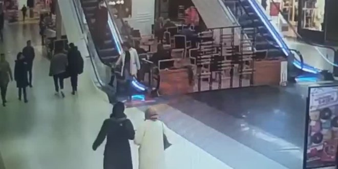 Çocuğun ayağı AVM’nin yürüyen merdivenine sıkıştı