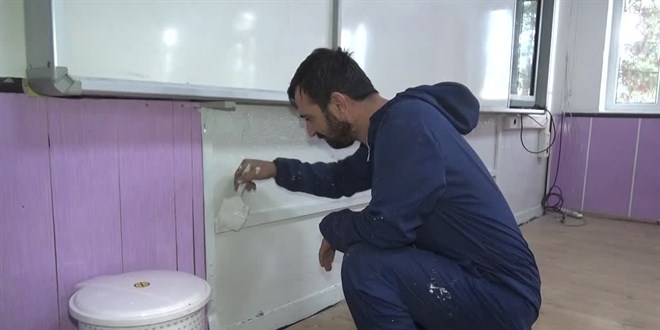 Gönüllüler okul binasını boyadı