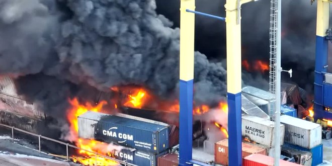 Limandaki yangına ‘yangın söndürme topu’ atıldı