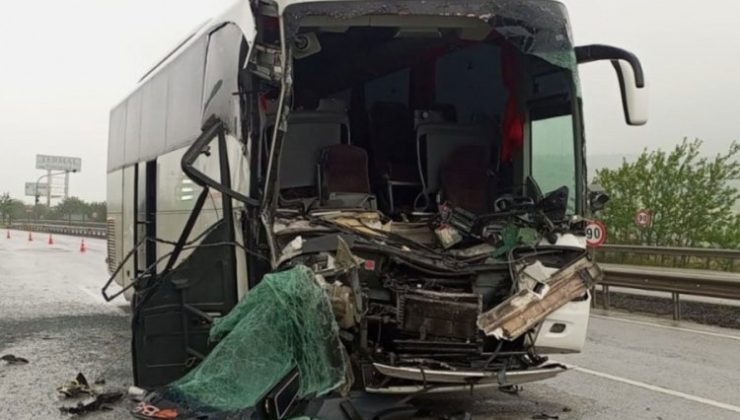 Bursalı tur otobüsü Balıkesir’de kaza yaptı!