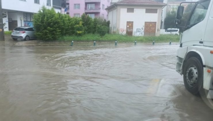 Bursa Orhangazi’de bazı sokaklar sele teslim