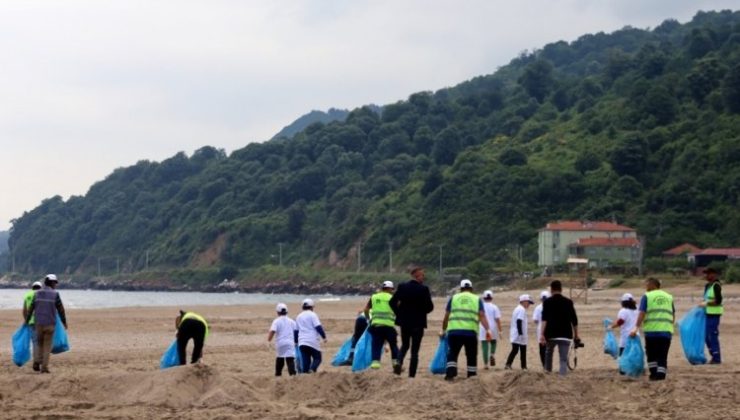 Bursa’da gönüllüler sahildeki atıkları topladı