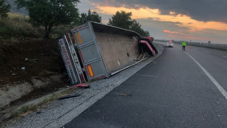 Karşı şeride geçen tır, otobüsle kafa kafaya çarpıştı