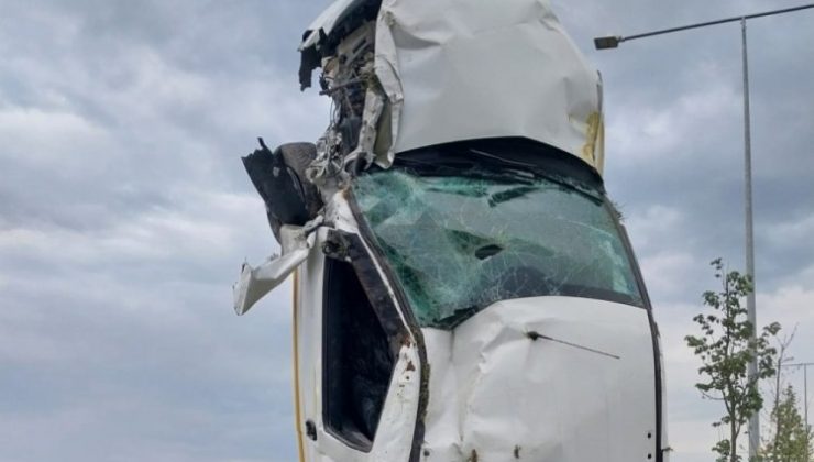 Direğe çarpan hafif ticari araç şaha kalktı