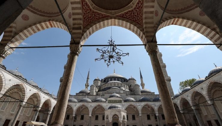 Türkiye’deki bütün camilerden sela sesleri yükseldi