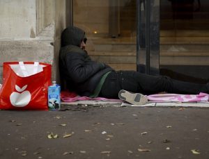 Paris’in arka yüzü! Binlerce evsiz sokaklarda yatıyor