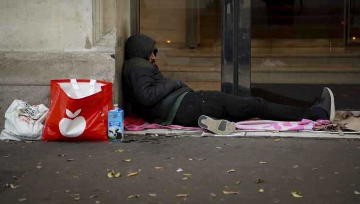 Paris’in arka yüzü! Binlerce evsiz sokaklarda yatıyor