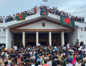 Bangladeş’te halk iktidarı devirdi! Başbakan ülkeden kaçtı