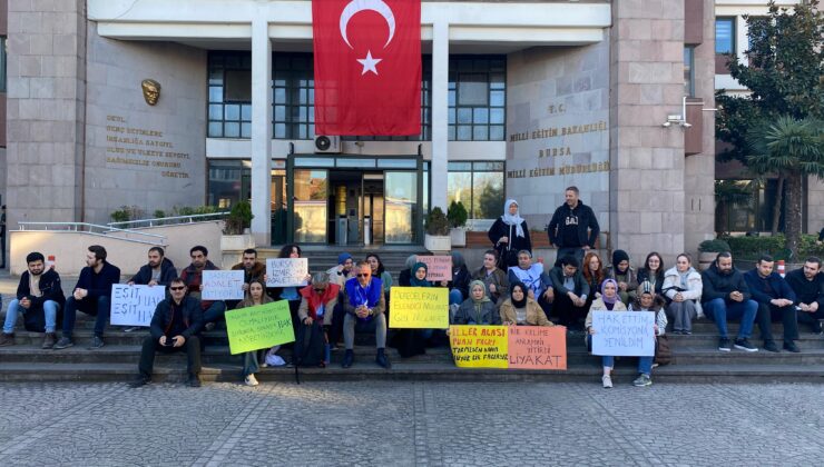 Sözleşmeli Mülakat Mağduru Öğretmenlerin MEM Önündeki Eylemine Eğitim Sendikaları ve Milletvekillerinden Destek!