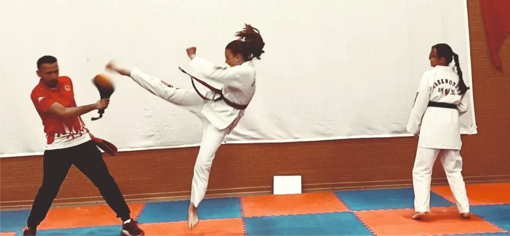 Simav Güney’de Spor Hamlesi: Tekvando Kurslarıyla Yeni Nesil Yetişiyor