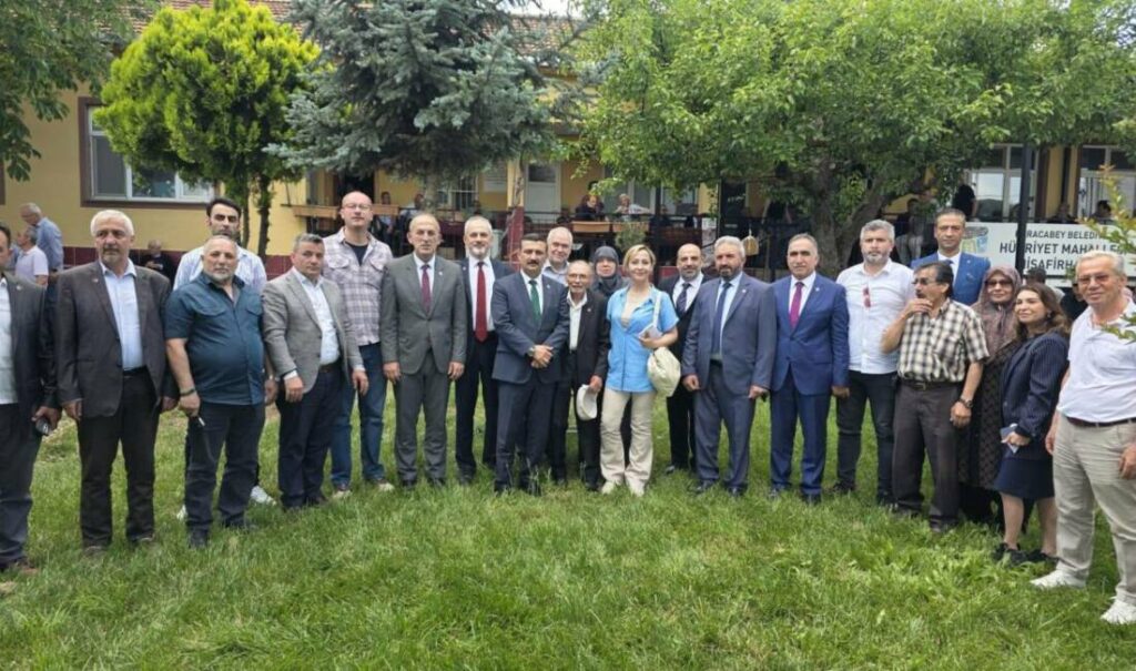Siyasetin Buluştuğu Kongrede Gözler Boş Kalan Koltuklardaydı