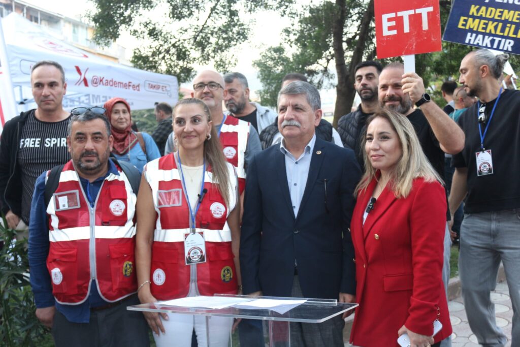 EMEKÇİNİN SESİ KOCAELİ’DEN YÜKSELDİ! KADEME-FED MEYDANLARDAN SESLENDİ: “SÖZ DEĞİL, ÇÖZÜM TAKVİMİ İSTİYORUZ!”