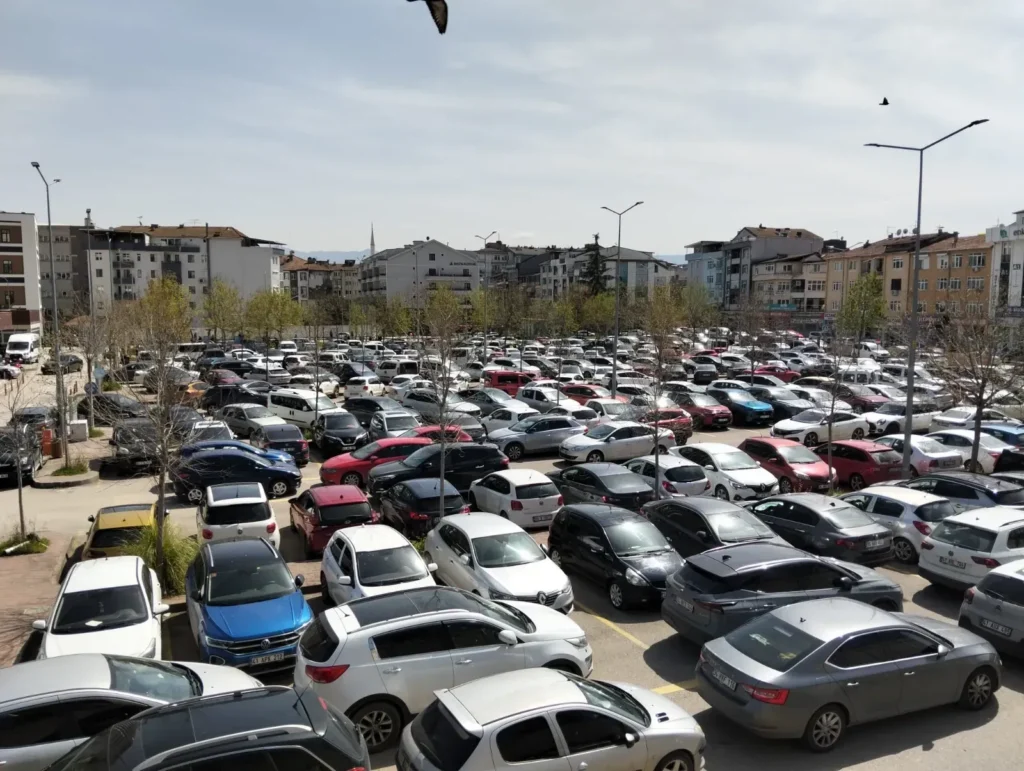 SAADET PARTİSİ’NDEN KARACABEY BELEDİYESİNE OTOPARK TEPKİSİ: “KARACABEY’İN OTOPARK SORUNU ÇÖZÜM BEKLİYOR!”